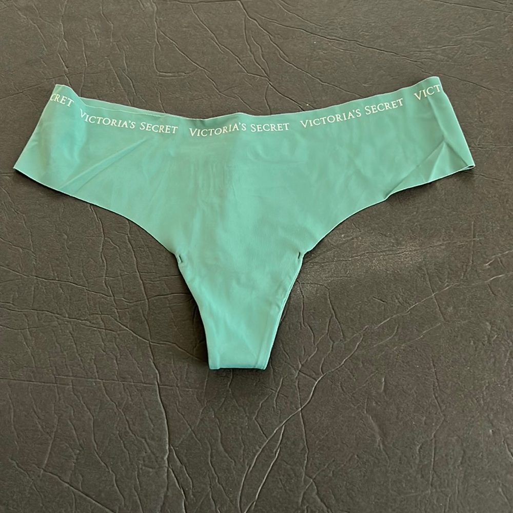VICTORIA SECRET THONG /STRING NEW